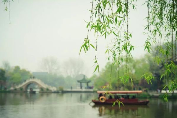 今日扬州天气，细雨润古韵，微风送清凉